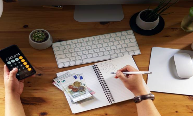 10 tips to cut your monthly expenses and save money in 2026